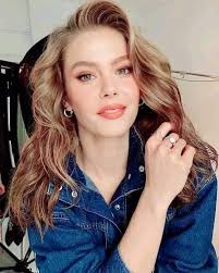 If you squint your eyes 👀 who does she look like in this picture