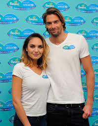 Camille lacourt, champion du monde de natation, et valérie bègue, ex miss france, ont célébré leurs noces le 17 août dans le vaucluse. Valerie Begue Et Camille Lacourt Devoilent Le Visage De Leur Fille Pour La Premiere Fois Elle