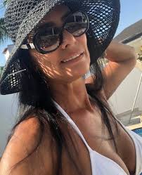 Mãe de Kelly Key surpreende internautas com beleza e boa forma