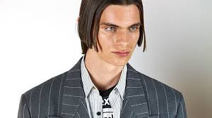 Après de nombreuses demandes reçues pour des coiffures d'hommes noirs. Quelles Sont Les Tendances Coiffures Homme Du Printemps Ete 2019 Vogue Paris