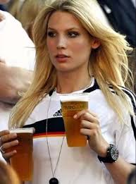 Pin By Hari Shaikh On Bier Hot Football Fans Soccer Girl Soccer Fans
