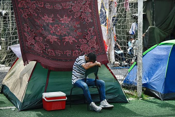 Los damnificados de los sismos de Venezuela sufren la escasez de comida y  techo