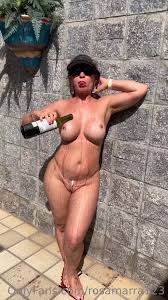 Rosa Marra, la gata de silicona de Onlyfans, disfruta de un sensual baño de  vino lleno