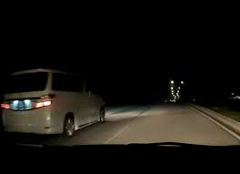 Menariknya, cermin depan kereta juga sebenarnya dilengkapi dengan 'defoggers' namun ia ditukar dalam bentuk lubang pada bahagian bawah cermin kerana jalur tersebut akan menghalang pandangan semasa memandu. Sebab Tu Aku Anti Kereta Bercermin Gelap Ni Ben Ashaari