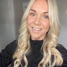 Amanda Strachan's Instagram, Twitter & Facebook