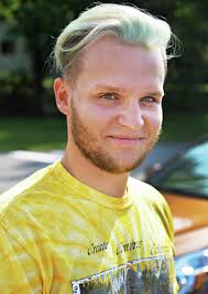 He takes selfies with wolves