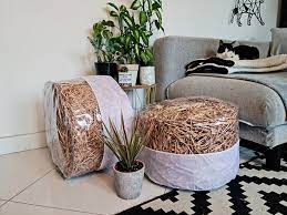 En remuant votre main de gauche à droite, vous allez pouvoir gérer le placement des tiges séchées. Diy Jardin Fabriquer Un Pouf Original Avec De La Paille