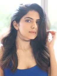 Love for saree is never ending 💛 #bts #behindthescenes #pictureoftheday  #saree #yellow #onset #mishanarang