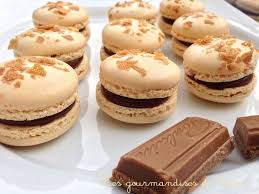 Macarons Pralinoise Ganache Pralinoise Coques De Macarons A La Meringue Italienne Recette Macaron Macaron Pralinoise