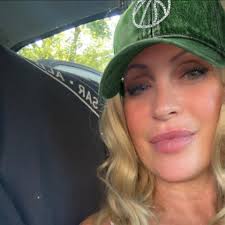 Vicky Weber updated her profile picture.