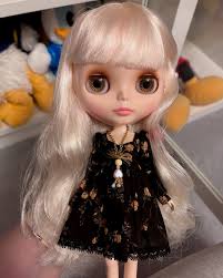 My two golden yellow girls. Who's your bias? 😏😈😇 Left: Marabelle Melody  “Mina” Right: Mrs Retro Mama “Hanna” Talking to @amberblythelife it seems  I've never even introduced Hanna 🤯 And I've had