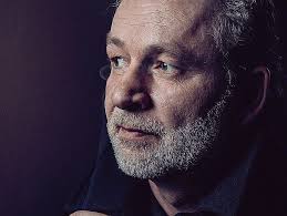 Eine frau wird zur mörderin, weil ihr ehemann, der sie jahrelang brutal verletzte und demütigte, damit drohte, die kleine tochter zu missbrauchen. Ferdinand Von Schirach Gott Darf Man Menschen Dabei Helfen Sich Selbst Zu Toten Der Spiegel