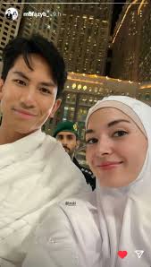 I wish I could get HELLO from that gorgeous fan of the royal family