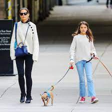 Katie holmes with daughter suri cruise at a ny knicks game in 2017. Suri Cruise Welcomes Fall In New York With A Cozy Sweater Vanity Fair