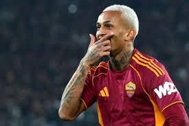 Wesley minimiza comparação com Cafu e destaca desejo de ajudar Roma