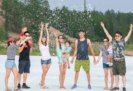 Cea mai mare temperatura din lume. Foto Rusia Cea Mai NeobiÈnuitÄ PlajÄ Din Lume Este Un GheÈar La Soare La 32 De Grade In Cel Mai Mare OraÈ Construit Pe Permafrost Hotnews Mobile