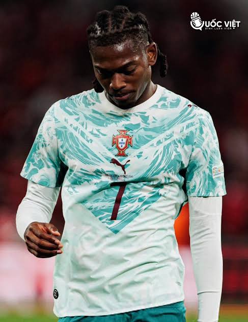 Về việc Rafael Leao mặc áo số 7 ĐT Bồ Đào Nha. Theo điều lệ của UEFA  Nations League 2026/27: Tất cả cầu thủ được đăng ký trong mỗi trận đấu phải