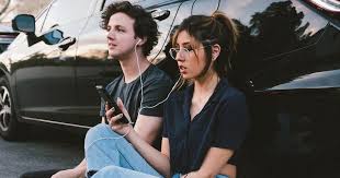 Mendengarkan musik bersama pacar