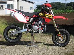 ｈｏｎｄａ ｃｒｆ１５０ｒ １２インチモタード ミニバイクレーサーになります この車両は自分用として新規に製作しました ベースにした車両は知り合いが２００７年モデルを新車で購入した物で １０年所有した内に走行はトータルで１５回くらいの極上車になります