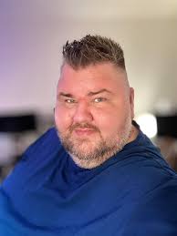 Can someone make me look thinner ? I'm in the floral shirt