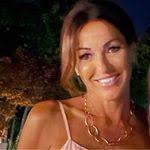 Ariane Carr's Instagram, Twitter & Facebook