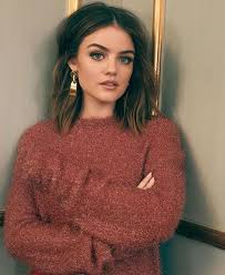 mittellange haare mit mittelscheitel smokey eyes und matter lippenstift roter pullover und goldene ohrringe in 2020 hair styles super short hair short hair styles
