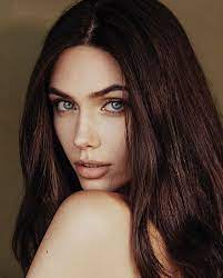Vika Bronova As Elizabeth Colder Sinclair Brown Hair Blue Eyes Girl Brown Hair Blue Eyes Brown Hair Brown Eyes