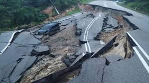 Dalam siri satu, kami melihat insiden tanah runtuh di kampung pohon celagi, pasir mas 17 februari lalu yang didakwa ada kaitan dengan aktiviti mengorek pasir. Hampir Maut Apabila Kereta Terjejas Dek Tanah Runtuh Di Mersing Berita Dunia Beritaharian Sg