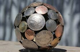 Eski süzgeçleri boyayarak rengarenk sevimli saksılar yapabilirsiniz. Siz Ve Biz Blog