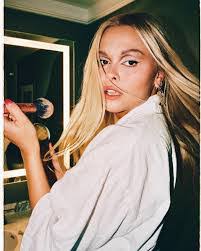 Carly Sharp's Instagram, Twitter & Facebook