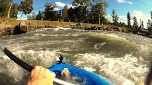 Sortie kayak au stade d'eaux vives de pau lors du stage à pau du bo natation. Pau Sur L Eau Au Stade D Eaux Vives Pau Pyrenees Youtube