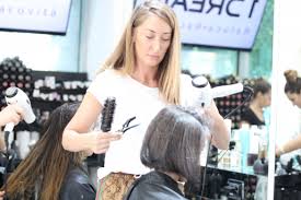 Daca stiti din proprie experienta pe cineva si imi puteti da numele si un numar de telefon sau adresa salonului unde il gasesc ar fi perfect. Academia Catavencu