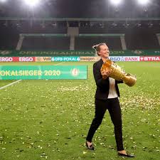 Die dfb teammanagement app bietet die optimale vernetzung von trainer, spieler, dfbnet und fussball.de und ist der treffpunkt für dein team. Bayern Munich Team Manager Kathleen Kruger S Childbirth And Her Return To The Team Bavarian Football Works
