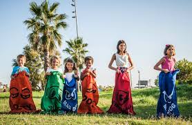 Los juegos tradicionales son juegos que han pasado de generación en generación. Carrera De Sacos Wikipedia La Enciclopedia Libre