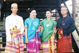 Warnanya cerah dan berkilauan jika terkena cahaya. 82 Gaya Baju Bodo Lipa Sabbe Kekinian Modelbaju Id