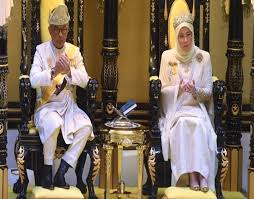 5 perkara pelik yang berlaku di majlis pemasyhuran yang dipertuan agong baru. Sultan Abdullah Yang Di Pertuan Agong Ke 16 Sentiasa Panas