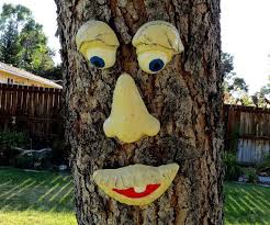 Was Fur Eine Grossartige Moglichkeit Um Etwas Spass Zu Ihrem Garten Hinzufugen Dieser Baum Gesicht Ist Handbemalt Mit Acryl Tree Faces Fence Art Tree Painting