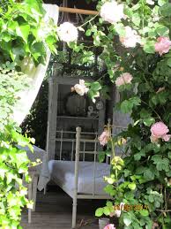 Ein Bett Im Garten A Bed In The Garden Shabby White Garden Garten Bauerngarten Draussenzimmer
