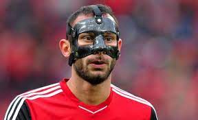 Beim anschließenden rückspiel, das sein team mit einem 2:0 gewann, trat er deshalb erstmals mit der maske an. Maskenmanner Die Verrucktesten Fussballer Masken Carbonmaske Nach