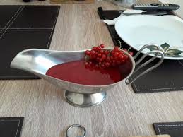 Mama face multa dulceata de coacaze (cu tot cu coji si samburi) pe care o mancam pe post de garnitura langa fripturi sau la platouri cu branzeturi. Reteta Sos De Coacaze Rosii Pentru Fripturi