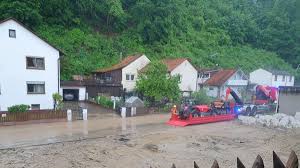 Nun liegt die offizielle warnung des. Unwetter In Landshut Strassen Uberflutet Autos Weggespult Br24