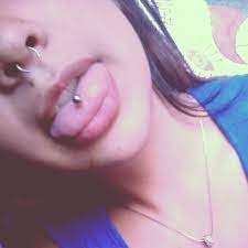 La piel blanca alrededor del piercing es normal, si notas excesos en la piel retirala con cuidado y unas pinzas para las cejas bien desinfectadas. Scandalous