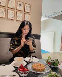 Diketahui, kabar han ye seul berkencan dengan ryu sung jae diketahui dari unggahan sang aktris pada 13 mei 2021. Actress Han Ye Seul S Boyfriend Revealed To Be An Actor In Theater 10 Years Younger Than Her Allkpop