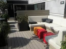 Une Terrasse Gris Anthracite Amenagee Avec De Jolis Coussins Apportant Confort Et Couleur A La Realisation Terrasse Bois Terrasse Bois Composite Lame Terrasse