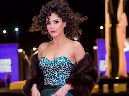 الحلقة الرابعة من مسلسل بالحجم العائلي شهدت تطورا دراميا كبيرا، حيث قلب نادر يحيى الفخراني الطالولة على زوجته ثريا ميرفت يحيى الفخراني أو السفير نادر التركي خلال الحلة الرابعة من مسلسل بالحجم العائلي بعد أن تركه أبناءه الأربعة في القرية السياحية. Ù†Ø¯Ø§ Ù…ÙˆØ³Ù‰ Ù…Ù…Ù†ÙˆØ¹Ø© Ù…Ù† Ø§Ù„Ø­Ø¯ÙŠØ« Ø¹Ù† Ø¨Ø§Ù„Ø­Ø¬Ù… Ø§Ù„Ø¹Ø§Ø¦Ù„Ù‰ Ø¹ÙŠÙ†