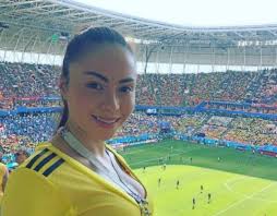 Daneidy barrera rojas o 'epa colombia', como se conoce en redes sociales ha sido blanco de críticas por los escándalos que ha protagonizado, pero también ha sido para muchos un ejemplo de superación con su emprendimiento de queratinas para el cabello, gracias a esto a generado empleo a muchas personas. Epa Colombia Insulta A Japoneses En Rusia Y Genera Polemica Por Su Comportamiento En Paris Mundial De Futbol 2018