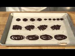 Comment Faire Facilement Des Decorations En Chocolat 6 Motifs 6 Trucs Trucs Et Astuces Trucs Et Bricolages Decoration Chocolat Chocolat Deco Chocolat