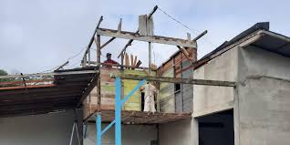 Video mencekam angin puting beliung di langit cirebon. Angin Puting Beliung Rusak Rumah Warga Kota Singkawang Bnpb