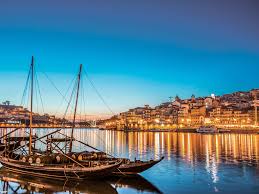 Um lugar para discutir apenas artigos relacionados com portugal ou portugueses pelo mundo. Why Everyone Is Going To Portugal Now