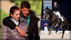Zu dem kann ich auch gitarre spielen habe auch schon mal eine. Dressurreiten In Munchen Bayern Star Thomas Muller Unterstutzt Seine Frau Lisa Sport Bild De
